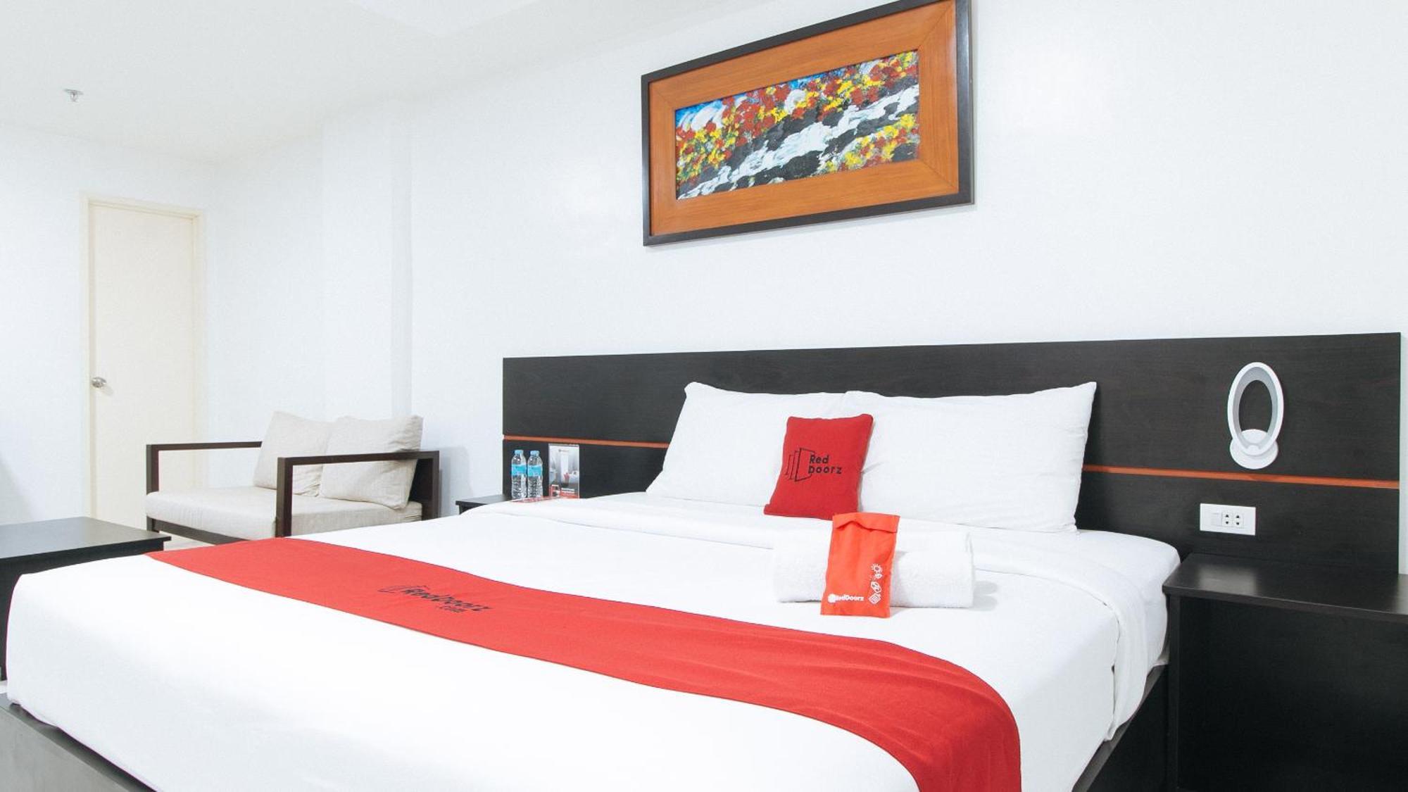 RedDoorz Plus Evangelista Street Makati Makati City Exterior foto