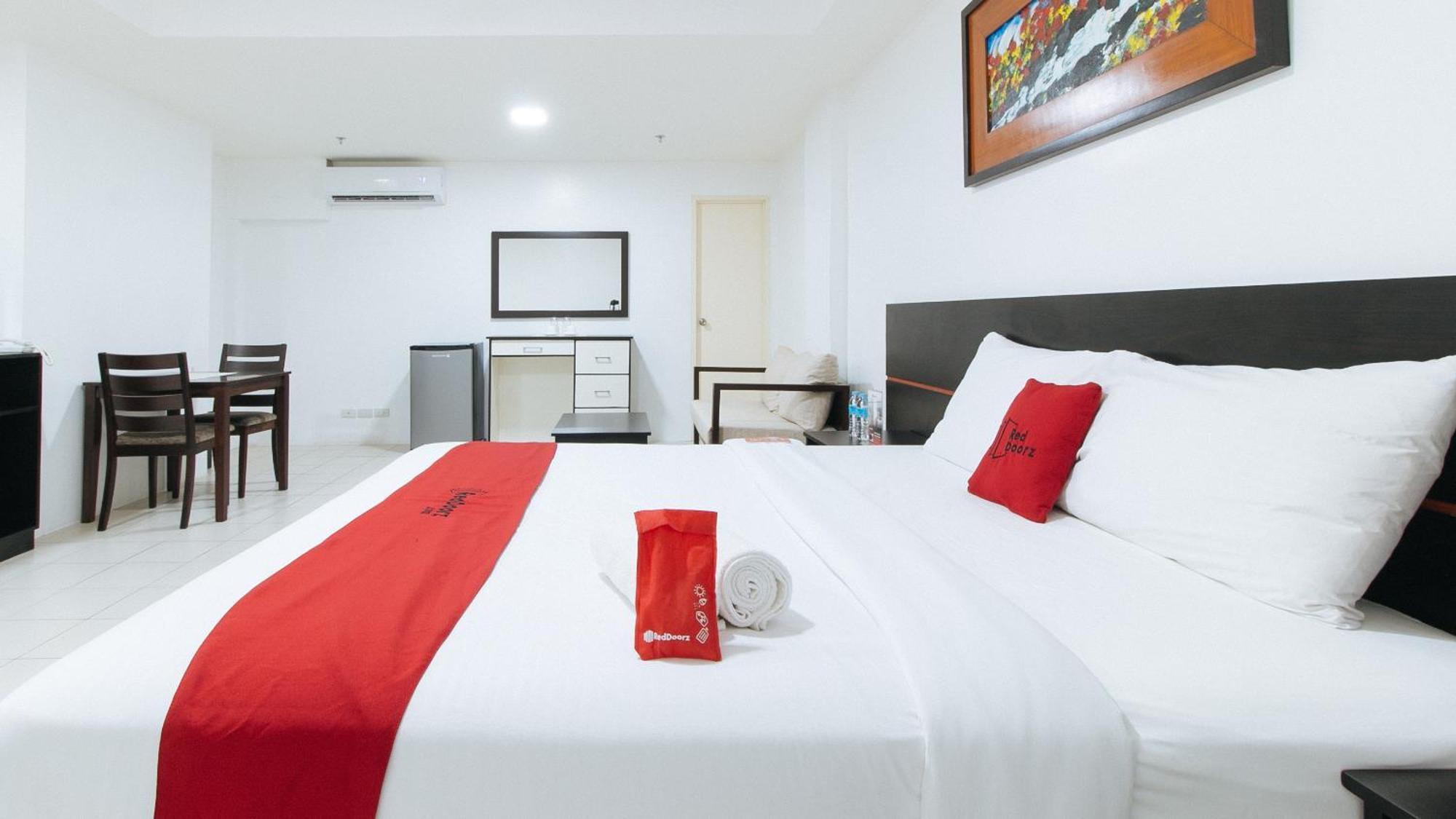 RedDoorz Plus Evangelista Street Makati Makati City Exterior foto