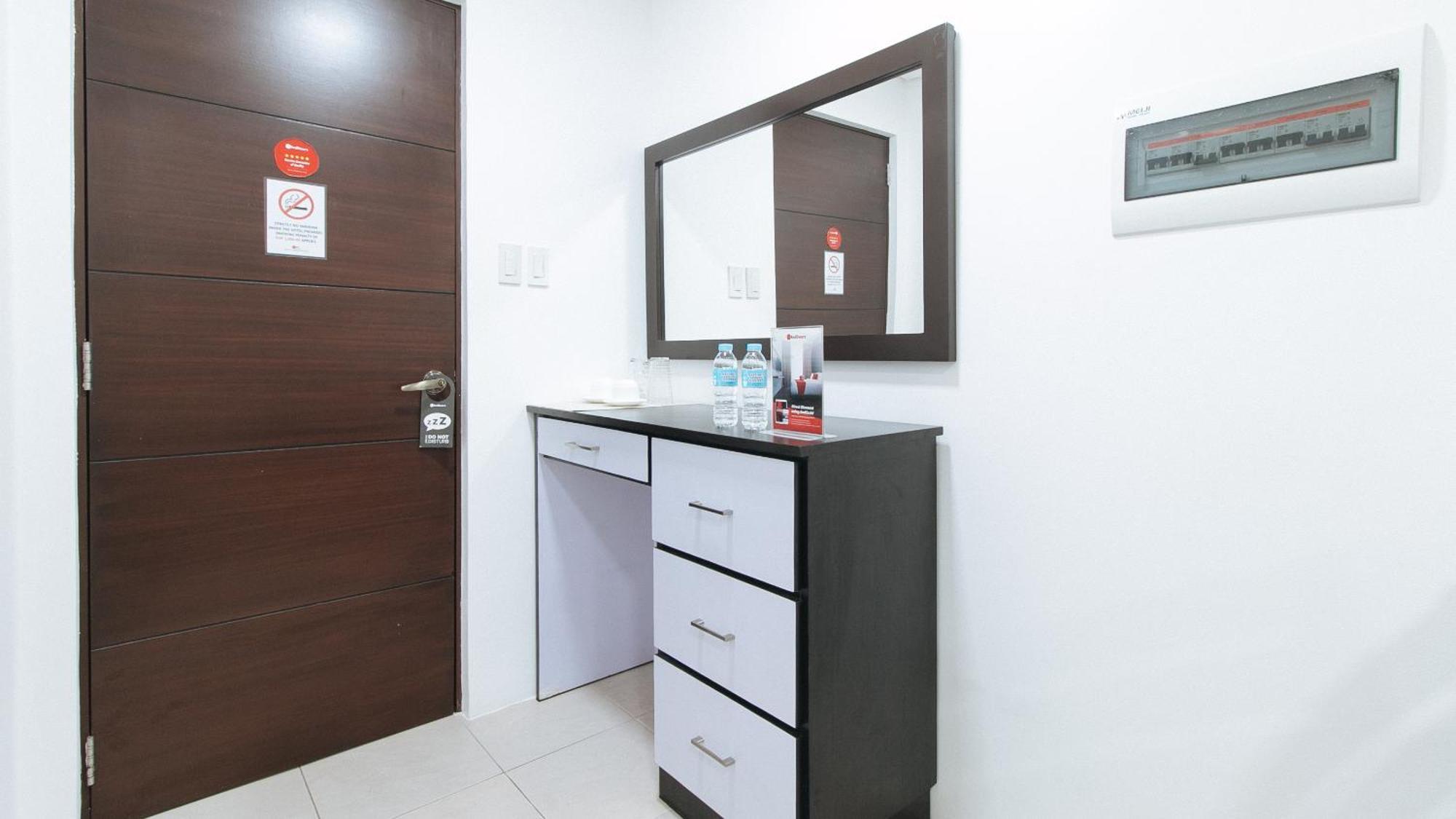 RedDoorz Plus Evangelista Street Makati Makati City Exterior foto