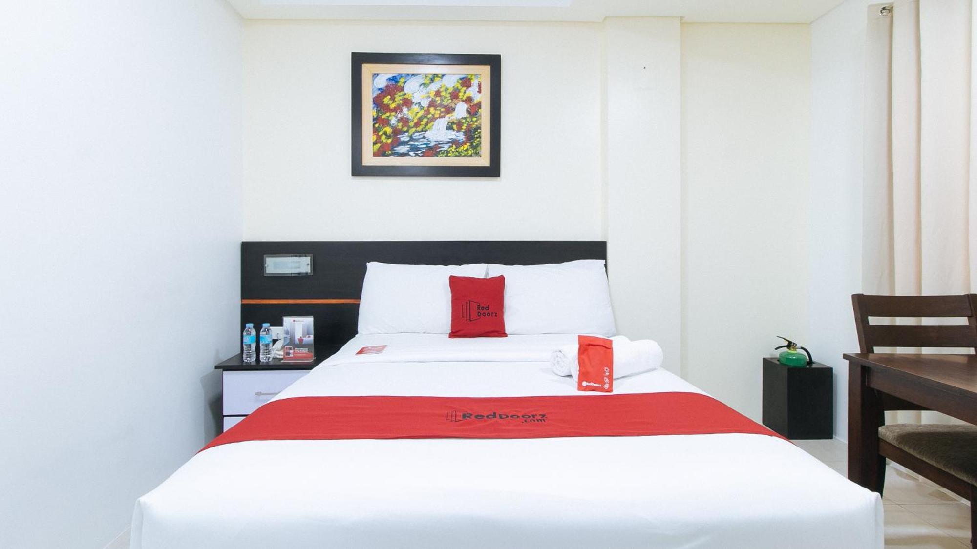 RedDoorz Plus Evangelista Street Makati Makati City Exterior foto