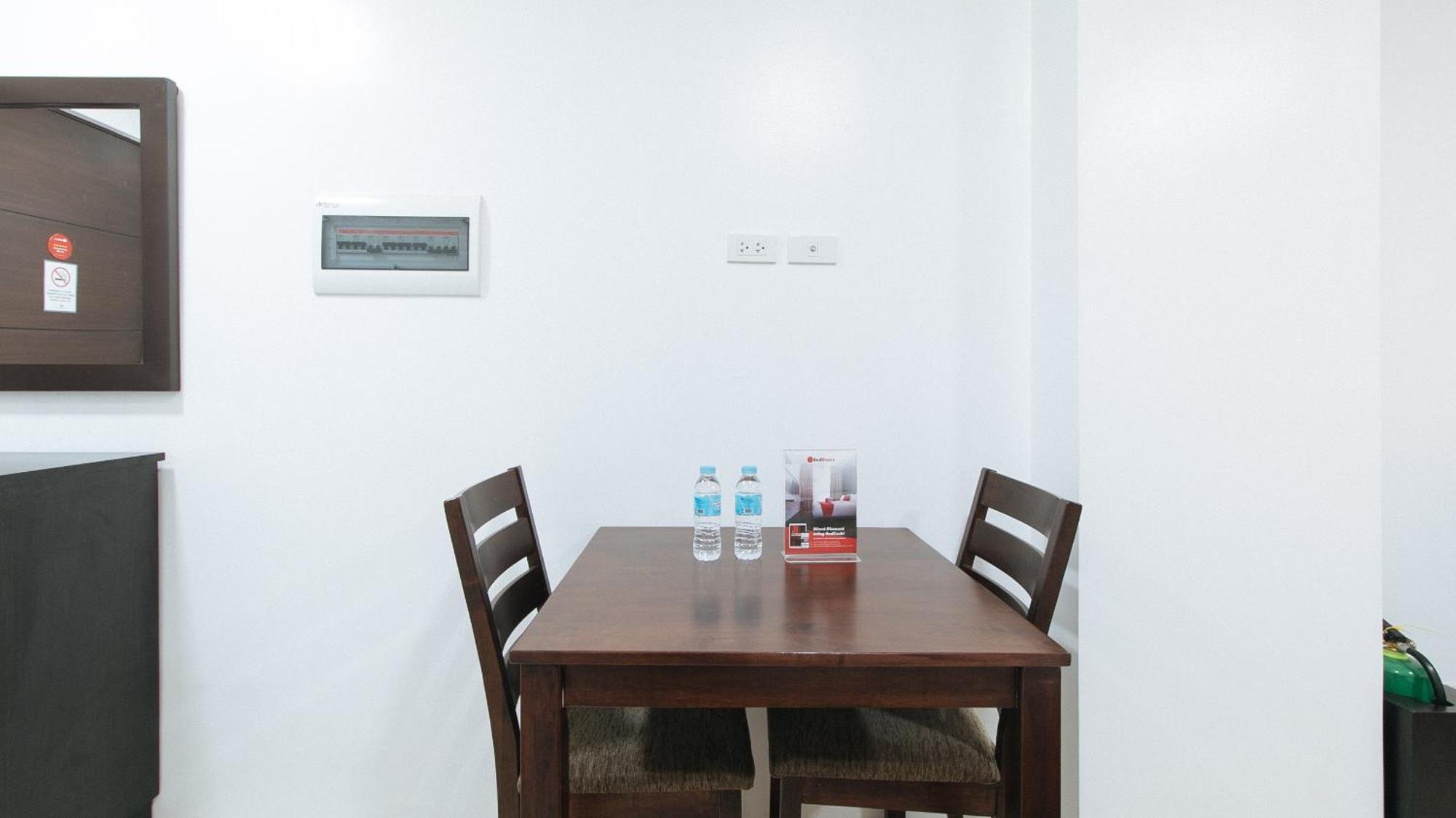 RedDoorz Plus Evangelista Street Makati Makati City Exterior foto