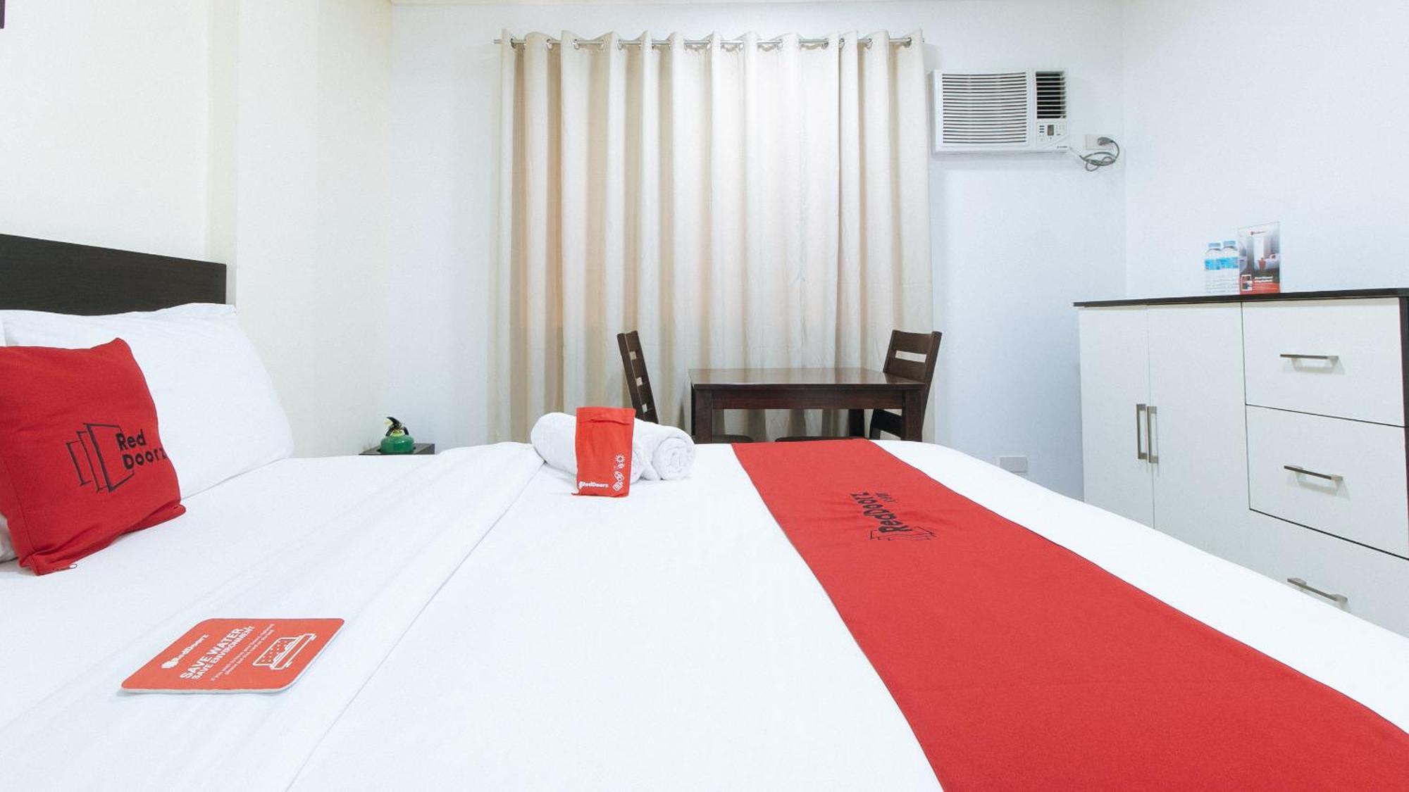 RedDoorz Plus Evangelista Street Makati Makati City Exterior foto