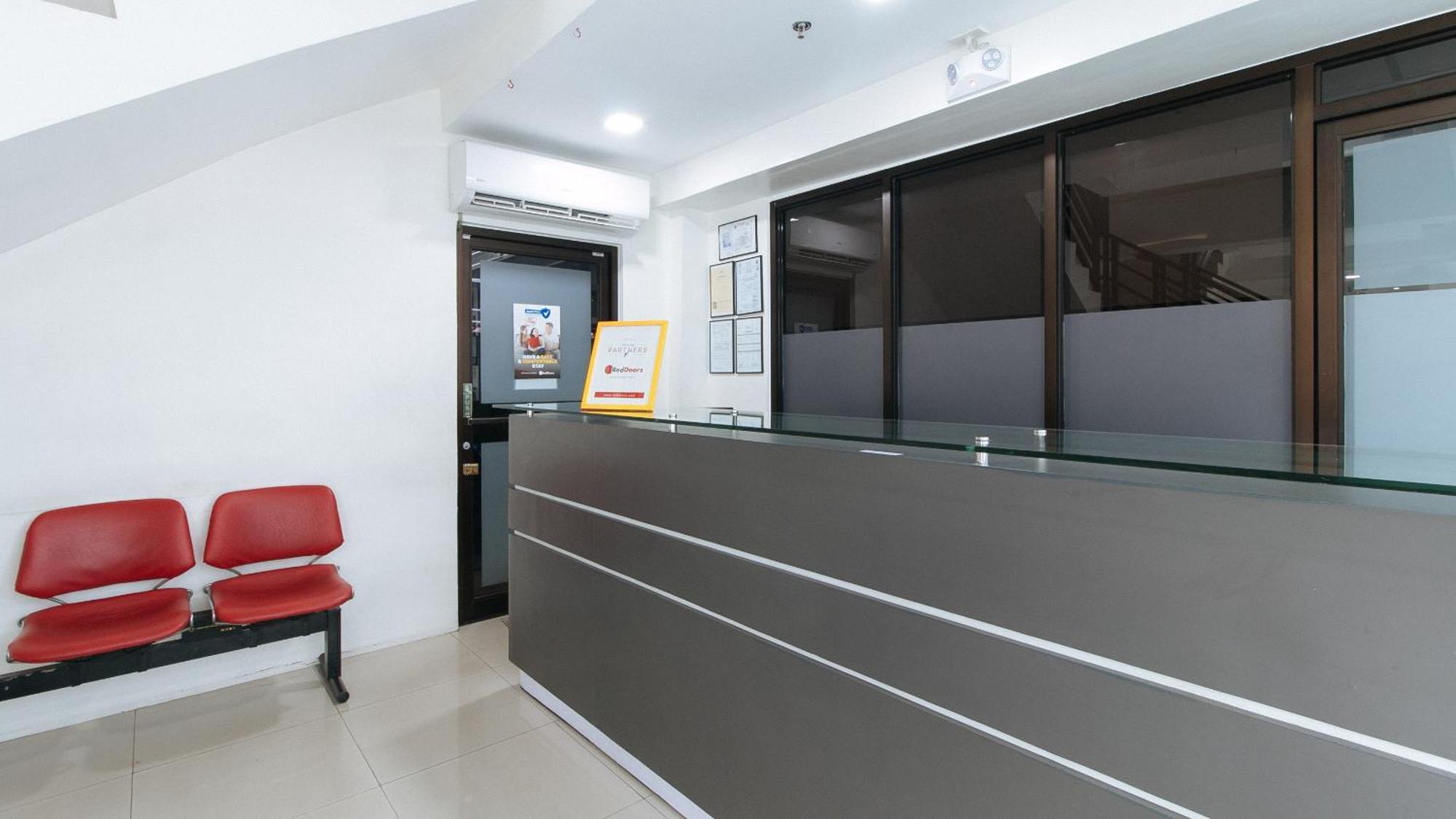 RedDoorz Plus Evangelista Street Makati Makati City Exterior foto