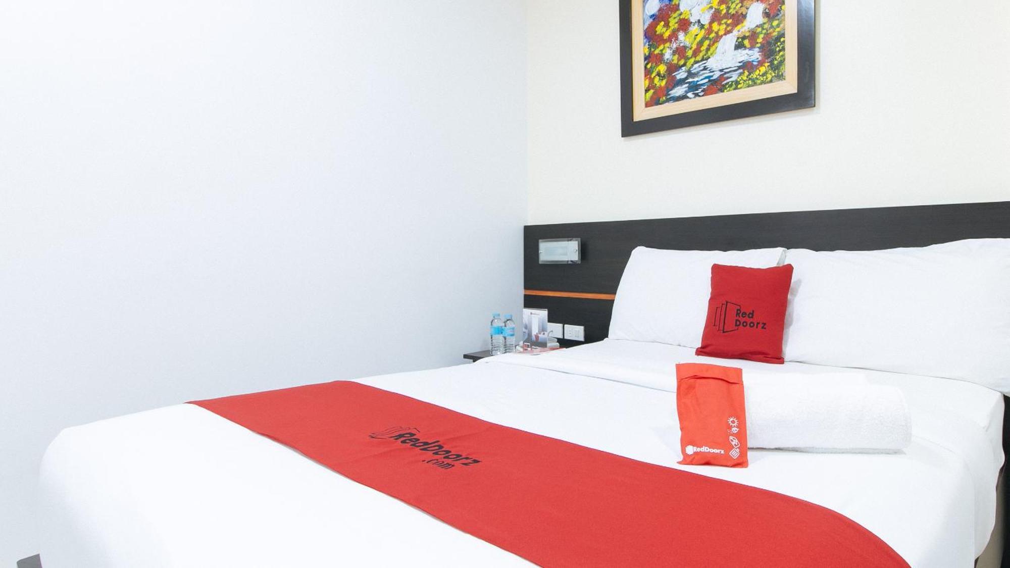 RedDoorz Plus Evangelista Street Makati Makati City Exterior foto
