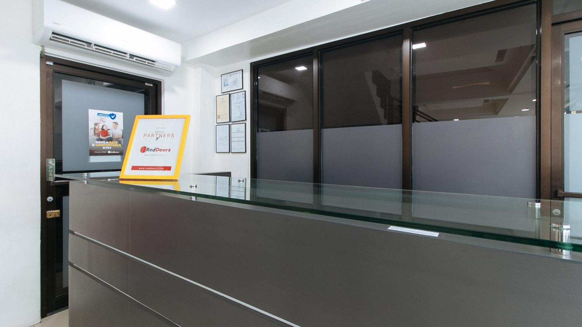 RedDoorz Plus Evangelista Street Makati Makati City Exterior foto