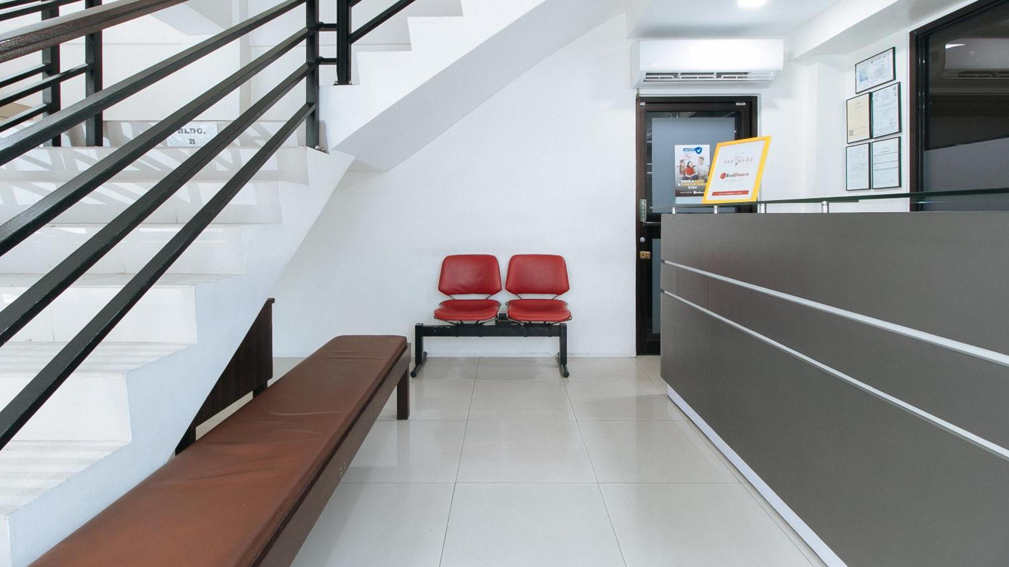 RedDoorz Plus Evangelista Street Makati Makati City Exterior foto