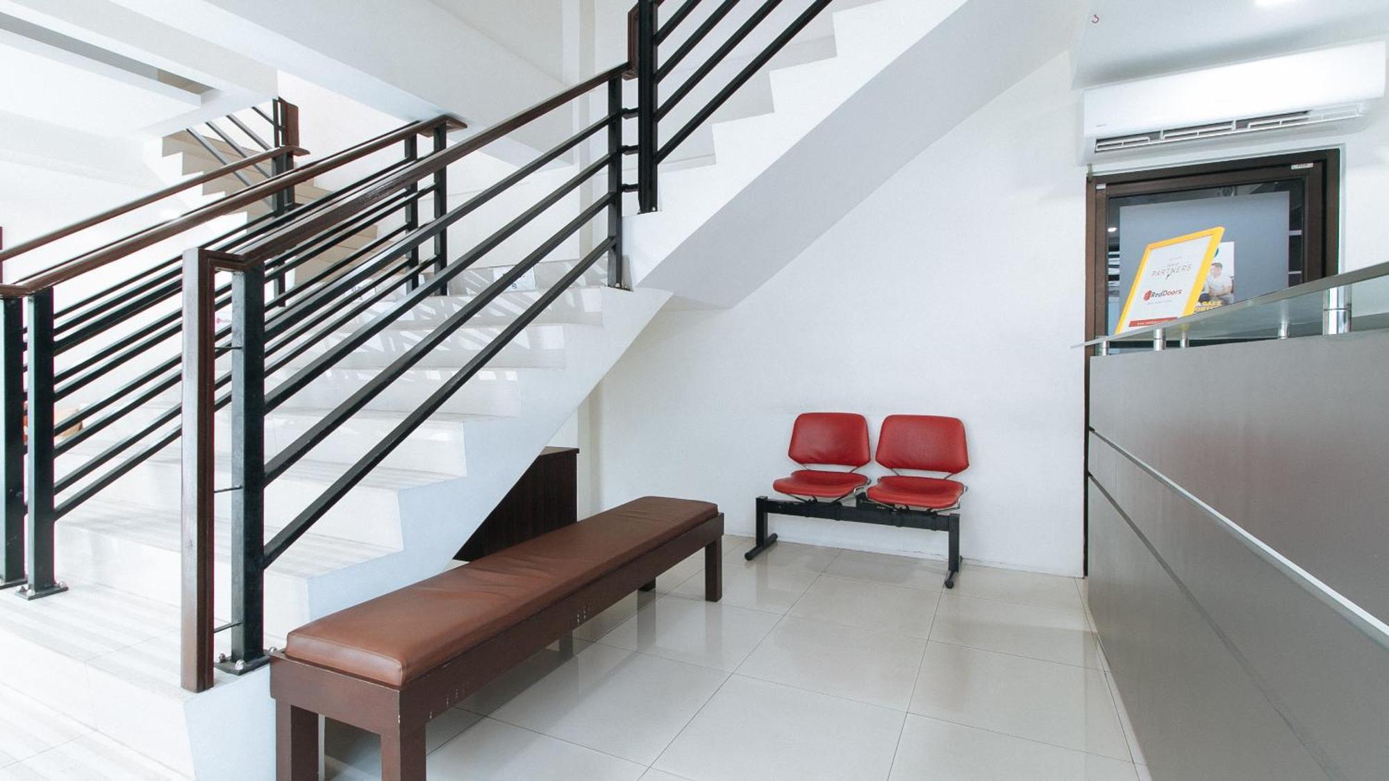 RedDoorz Plus Evangelista Street Makati Makati City Exterior foto
